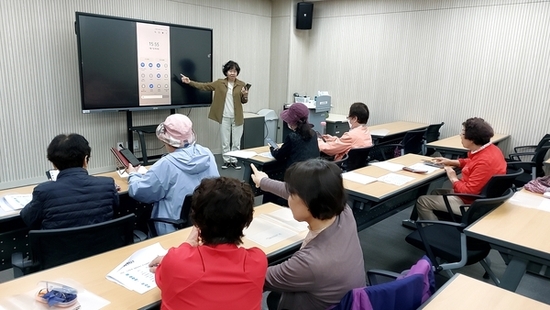금천구, 카카오톡부터 택시 호출 방법까지... 디지털 문해 교육 운영