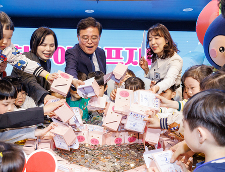 강서구, 아이들이 모금한 사랑의 저금통으로 난치병 환아 지원