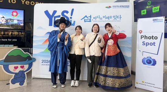 여수항에 국제크루즈 올 첫 입항…동북아 관문 도약 기대