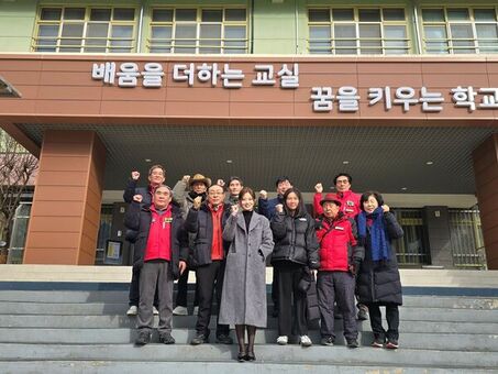 중랑구 홍보대사 배아현·팬클럽 ‘아트’, 중화중학교에 장학금 300만 원 전달