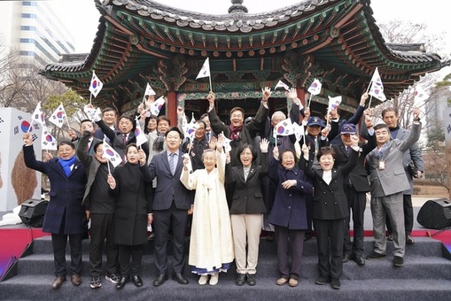 종로구, 독립운동가 후손들과 107년 전 만세 재현  - 탑골공원에서 1919년 제작된 태극기 들고 입장, 독립선언서 낭독 -