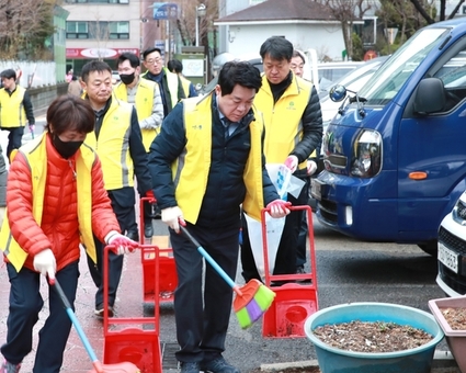 관악구, 봄맞이 대청소 시작 “동네 쓸고 닦고, 생활 쓰레기도 줄인다”