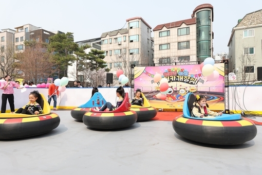 봄 주말마다 북적… 마포 ‘엄빠랑 씽씽 범퍼카’ 인기