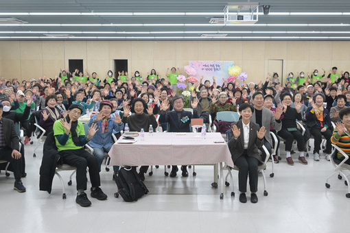 활기찬 인생 2막 즐겨요! 중구 어르신 건강장수 동창회 열려