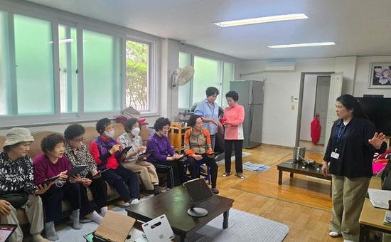 스마트폰·AI, 경로당에서 배운다… 찾아가는 디지털 교육 추진