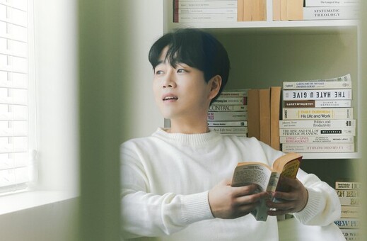 가수 황영웅, 산불 피해 지원 위해 대한적십자사에 기부