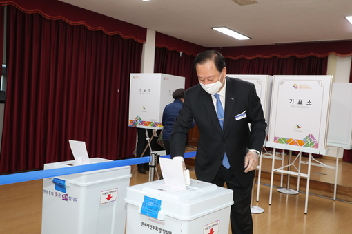유동균 마포구청장, 성산1동주민센터서 사전투표 마쳐