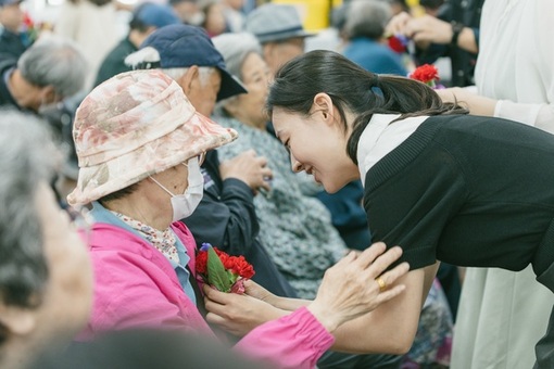 “공연과 나눔으로 전한 감사의 마음” 송파종합사회복지관, 어버이날 어르신 정서지원 행사 진행