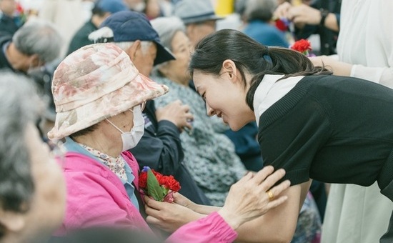 “공연과 나눔으로 전한 감사의 마음” 송파종합사회복지관, 어버이날 어르신 정서지원 행사 진행