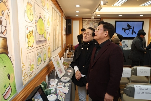 박강수 마포구청장 성림사 미담갤러리 첫 전시 ‘5두방전’ 개회식 축사
