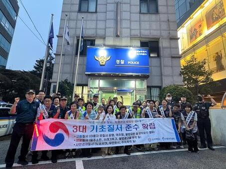 서울시의회 이새날 의원,  신사동 기초질서 준수 확립 캠페인 참여