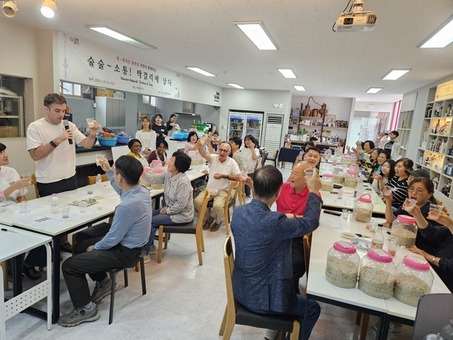 막걸리로 술술 소통!  명동 외국인 주민과 함께한 막걸리 빚기 성료