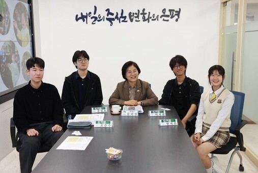 “우리도 궁금했어요”… 중학생 기자단 ‘토끼풀’, 김미경 은평구청장에게 묻다