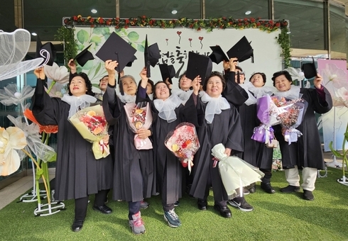 관악구, 만학도 12인 ‘늦깎이 졸업식’ 참여 포기하지 않은 집념의 결실
