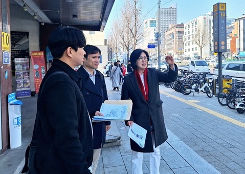 옥재은 서울시의원, 약수역 10번 출입구 승강기 설치 관련 현장확인