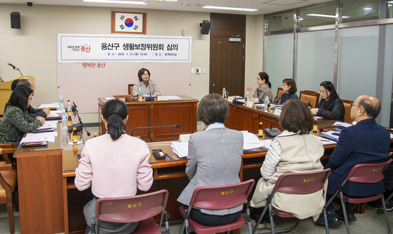 박희영 용산구청장, 2025 제1차 용산구 생활보장위원회 심의