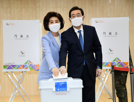 박원순 시장, 가회동주민센터서 사전투표 마쳐
