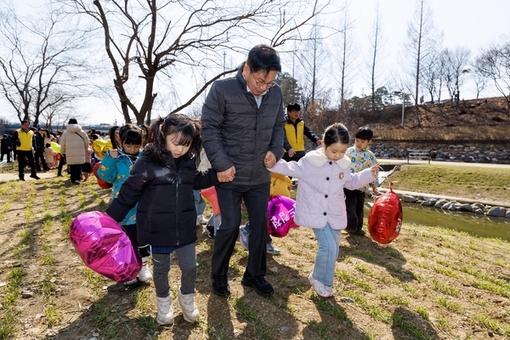 “아이도 보리도 쑥쑥” 마포구, 월드컵천 청보리 밟기 ‘아이들 웃음 가득’