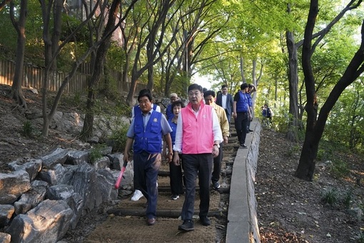 범죄 잡는 눈, 위험 알리는 벨… 종로구 숲길이 달라진다