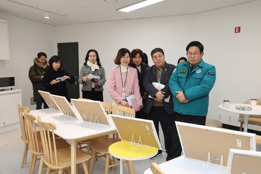 박강수 마포구청장, 소금나루도서관 맘카페 조성 현장 점검 나서