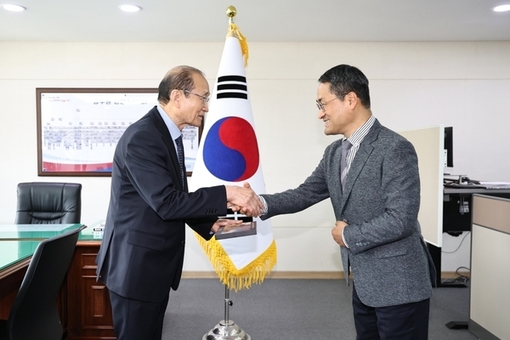 “6년 헌신에 깊이 감사”...  경남도, 전 사회복지협의회장 감사패 수여
