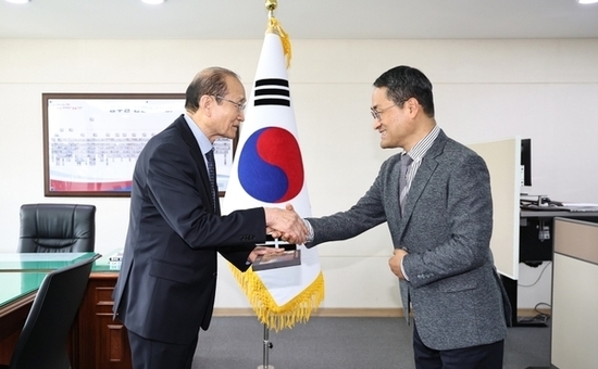 “6년 헌신에 깊이 감사”...  경남도, 전 사회복지협의회장 감사패 수여
