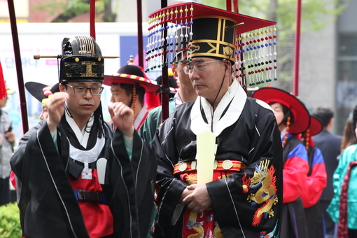 [포토] 왕이 된 이개호 농림축산식품부 장관