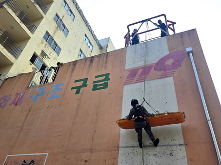 경남소방인재개발원-공군교육사령부, 고층건물 사고 대비 ‘특별 구조교육’ 실시