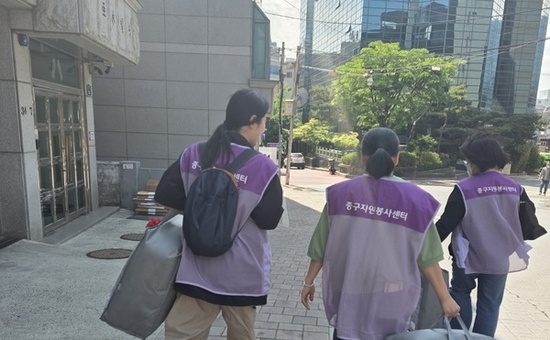 “똑똑! 봄 이불·홍삼 왔어요” 중구, 어르신 100가구 대상 봄맞이 나눔