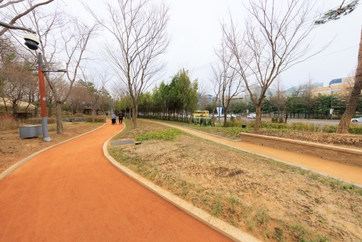 마포구, 도심 속 건강 걷기 명소 ‘맨발 황톳길’ 연이어 개장