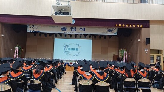 구미경 시의원, 숭신초등학교 졸업식 참석… 상장·졸업장 수여식 함께하며 졸업생 축하