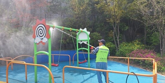 ‘어린이공원 안심하고 이용하세요’ 동작구, 봄맞이 일제 물청소 완료