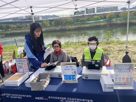 KH건협 서울동부지부, ‘2025 KH한국건강관리협회장배 파크골프대회’서 건강캠페인 부스 운영