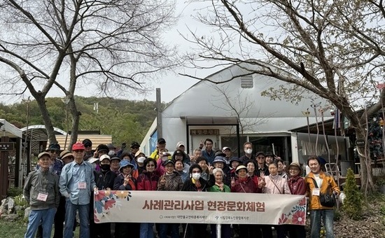 시립강북노인종합복지관, 딸기 수확부터 전통주 체험까지…  재가복지서비스 이천 현장체험 나들이 성료