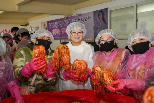 이순희 강북구청장, 장애인단체총연합회 ‘김장나눔 봉사’ 참여… ”지역의 따뜻한 연대 확인”