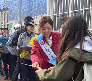 최유희 서울시의원, “어린이 교통사고 막아라! 등굣길 안전 캠페인 참여”
