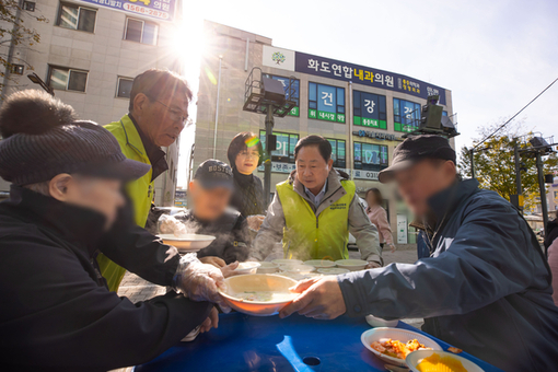 주광덕 시장, 어르신께 직접 설렁탕 배식…지역 나눔행사 참여