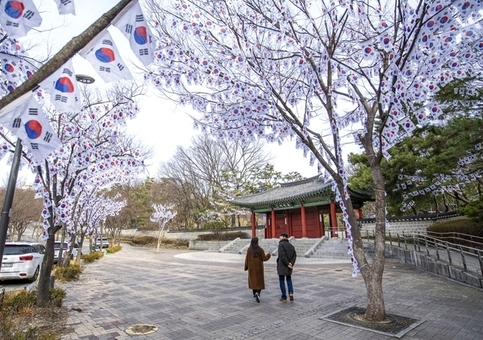 용산구 효창공원 일대 태극기로 물들다... ‘장관 연출’