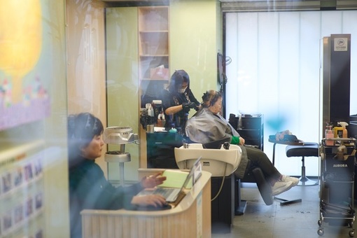 한 번만 이용한 사람은 없다!  노원 전국 최초 장애인친화미용실 <헤어카페 더 휴(休)> 꾸준한 인기
