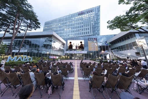 마포구민 광장에 깃든 한여름의 시네마,‘엄빠랑 영화 광장’으로 초대합니다.