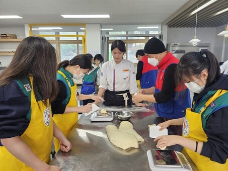창명여자중학교·한국호텔관광전문학교RCY, 제빵봉사로 나눔 실천