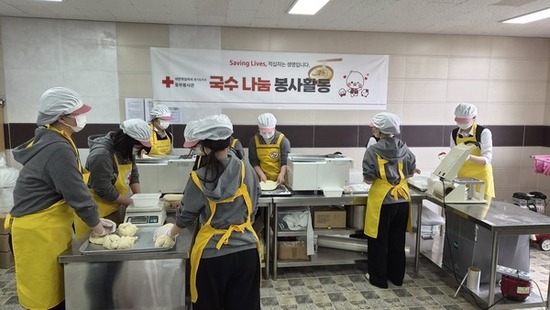따뜻한 국수 한그릇’대한적십자사 경기도지사 동부봉사관, 이천양정여고RCY 단원들과 함께 국수나눔 봉사활동 실시