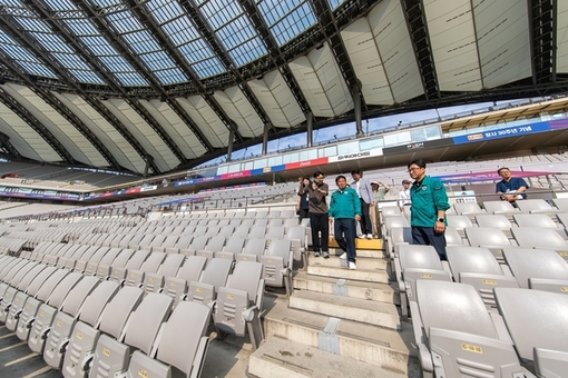 박강수 마포구청장, FC바르셀로나 친선경기 앞두고 월드컵경기장 안전점검