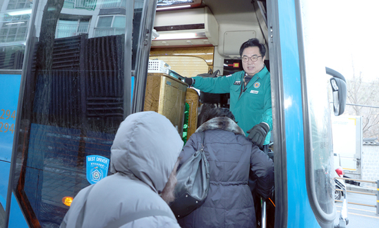 새벽 눈길, 박일하 동작구청장… 시내버스 파업 긴급 현장 점검