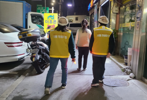 용산구, 야간 범죄 예방위해 '쏠라표지병' 설치…귀갓길 안전망 강화