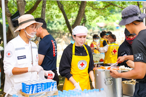 경기적십자사, 안재욱 홍보대사·김민지 영양사와 함께 수해복구 활동 전개