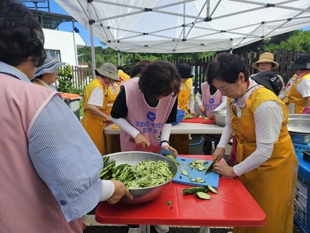 경상남도여성단체협의회 명예회장과 임원, 산청 폭우 이재민과 소방대원에게 급식 봉사 실천