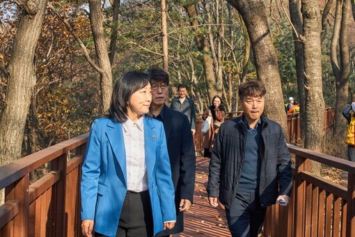 이영실 서울시의원, ‘용마산 스카이워크’ 현장점검… “녹색복지 실현 위한 발걸음”