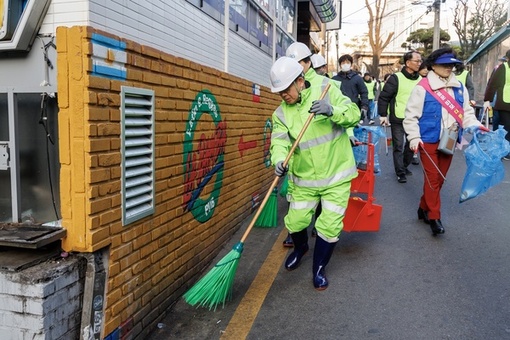 마포구, 겨울 때 벗고 봄 준비 완료 …‘봄맞이 대청소 실시’