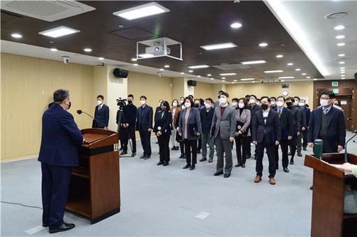 김인호 서울시의회 의장,   인사권 독립 기념 5급 공무원 임명장 수여